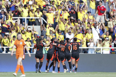 Jugadoras de Colombia celebran un gol de Karla Torres 