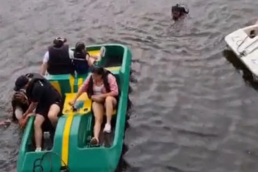 Cuatro tripulantes cayeron en el lago después de que su canoa se hundió