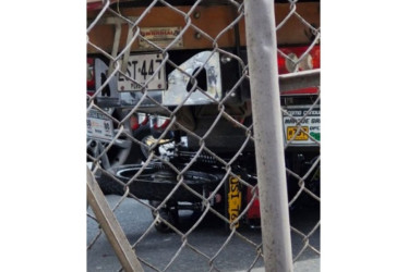 Aquí quedó la moto debajo de la camioneta.