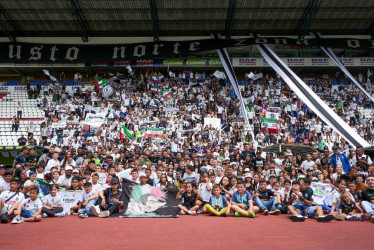 El entrenamiento finalizó y los jugadores del Once Caldas y sus hinchas se tomaron la foto previo al clásico ante el Deportivo Pereira. "La única banda del Eje, la banda del Once", escribió el Club en sus redes sociales.