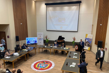 Los magistrados de la Corte Constitucional en el Centro Cultural Universitario Rogelio Salmona de la Universidad de Caldas.