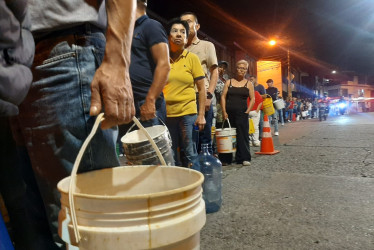 Fila a un lado de la escuela Rufino José Cuervo del barrio Malabar de Manizales para abastecerse de agua de un carrotanque.