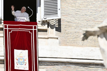 El Papa Francisco dirige la oración del Ángelus desde su ventana en la plaza de San Pedro, en el Vaticano.