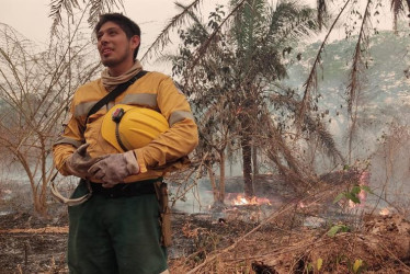 Fotografía cedida por SOS Wildfire de un bombero durante los trabajos para apagar un incendio, en Concepción (Bolivia).