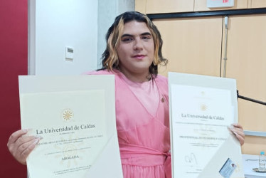 Alissa Altaria muestra los diplomas de sus pregrados que cuentan con su nombre identitario.