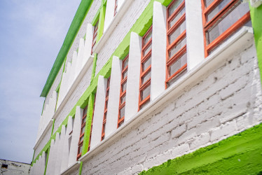 Pintar la fachada de la sede Divino Niño de la Institución Educativa Roberto Peláez de Aguadas estuvo entre los objetivos de mejoras. 