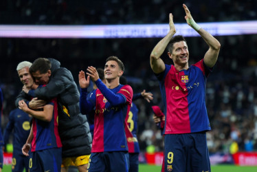 FC Barcelona celebra la victoria tras el partido de la jornada 11 de LaLiga  este sábado en el estadio Santiago Bernabéu, en Madrid. 