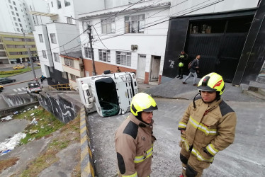 El camión se volcó en la pendiente que conecta a la avenida Santander con la calle 24 en Manizales.