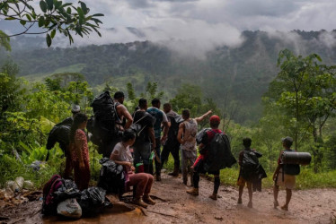 En medio de la selva espesa, en puntos definidos por los grupos que ejercen control sobre las rutas, los migrantes encuentran hidratación, alimentación y acceso a internet. Una bebida hidratante cuesta cinco dólares, una comida diez, una empanada o un pequeño helado valen dos dólares. 