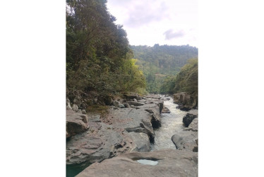 El Estrecho del Magdalena llama la atención en el Macizo Colombiano, sur del Huila. En este punto por solo 2,20 metros pasa el río más grande de Colombia.