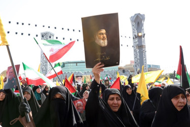 Foto / EFE / LA PATRIA  En Irán celebran el ataque a Israel.