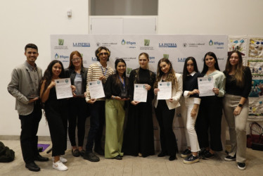 Los ganadores de la séptima edición del Premio Nacional de Periodismo Escrito Universitario, Orlando Sierra Hernández.