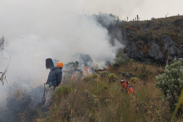 Organismos de socorro de Manizales y Villamaría (Caldas) trabajan para extinguir el incendio forestal en el PNN Los Nevados, que ya ha sido controlado en un 70%.