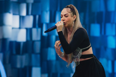 Jazmín Andrea Vásquez es una cantante de Chinchiná que por estos días se presenta en el programa La Descarga de Caracol. Porta prótesis y es hermana de la también cantante Lady Yuliana.