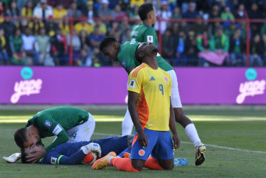 Jhon Córdoba, de Colombia, se lamenta al errar un gol.