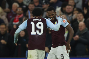 Jhon Duran celebra con Jaden Philogene-Bidace su gol ante el Bayern Munich.