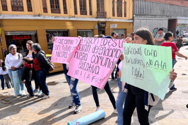 Habitantes del Alto del Naranjo se manifestaron ante la Alcaldía de Manizales contra la posible fusión de la escuela de la vereda con la I.E. Seráfico. La Administración dice que no hay ninguna decisión oficial.