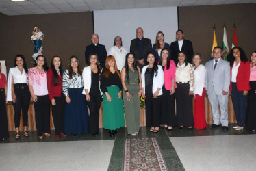 Docentes de colegios católicos de Manizales posaron junto a directivos de Conaced tras obtener reconocimientos. 