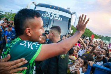 Iván Rojas, oriundo de El Espinal (Tolima), saluda a los aficionados en su municipio, donde el equipo entrenó antes de jugar hoy con el onceno ibaguereño.