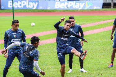 Mateo García, James Aguirre, Esteban Beltrán y Roger Torres, en el recreativo del pasado jueves, antes de la sesión de fútbol en el Palogrande. Hoy reciben al Deportivo Pasto.