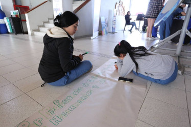 Los estudiantes se tomaron la facultad e hicieron carteleras como muestra de protesta.