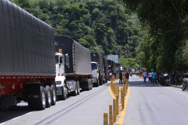 Hacia las 11:00 a.m. habilitaron por más de una hora el paso de vehículos en la vía hacia Manizales. Mientras tanto los que iban para Medellín tuvieron que esperar un rato más.