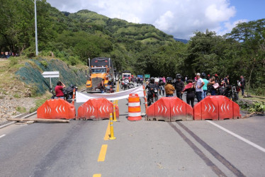 Varias personas que iban para Medellín o venían de esa región hacia Manizales o sectores vecinos tuvieron que pasar caminando, en busca de un nuevo transporte que los movilizara más adelante.