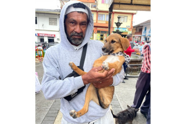 Ofelia, una perrita abandonada, con su nuevo amo, Gustavo José en Aranzazu.