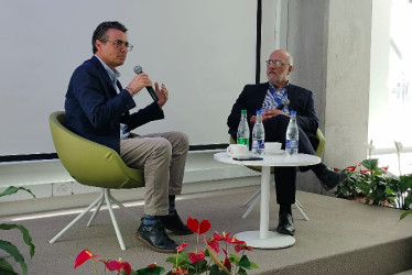 Alejandro Gaviria Uribe, durante el conversatorio. Lo acompaña Óscar Jaramillo, director de Educación e Investigación del SES Hospital Universitario de Caldas.