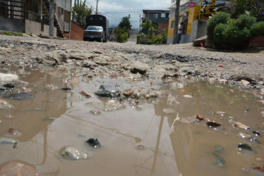 Los vecinos expresan que la carrera 1B con calle 8 tiene grandes huecos que se inundan cuando llueve y generan preocupación entre los residentes del sector. 