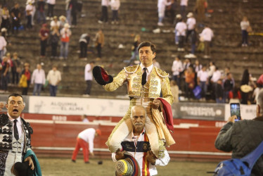 El torero de Ubaté Manuel Libardo obtuvo su cupo para la Feria de Manizales tras cortarle dos orejas al toro Abanderado de 584 kg de la ganadería de Ernesto Gutiérrez. Fue reconocido como el mejor torero la temporada de Toros y Ciudad.