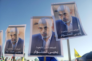 Los partidarios de los hutíes sostienen pancartas que muestran al fallecido líder de Hamás, Yahya Sinwar, durante una manifestación en solidaridad con el pueblo libanés y palestino.