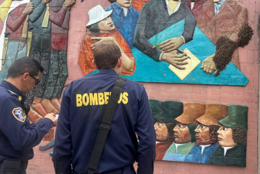 El enjambre de abejas sobre el brazo de uno de los personajes del mural de la Plaza de Bolívar. 