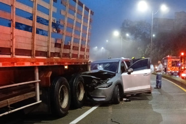 Cuatro personas resultaron heridas tras chocar con la parte trasera de un camión en Manizales.