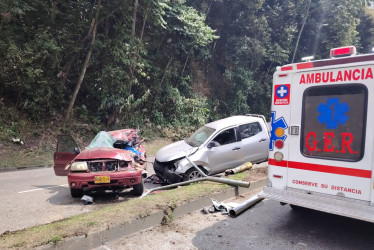 Los dos carros chocaron en el sector del vivero contiguo al Bosque Popular El Prado, de Manizales.