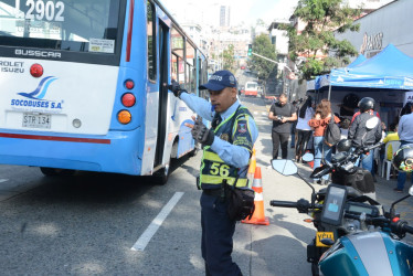 Agente de tránsito controlando el tráfico en Manizales