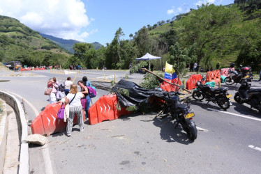 El bloqueo este lunes en la vía Manizales - Medellín, en el sector del ingreso a Marmato (Caldas). 