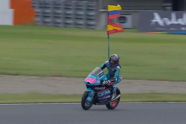 David Alonso celebra con las banderas de Colombia y España su título en Moto3.