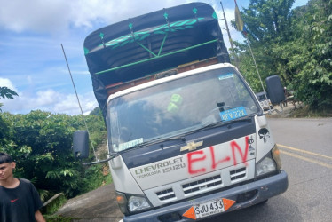 En los retenes ilegales han pintado carros con las letras que identifican al Eln.