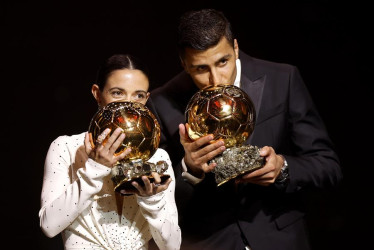 Aitana Bonmatí y Rodrigo Hernández 'Rodri', los ganadores del Balón de Oro en París. 