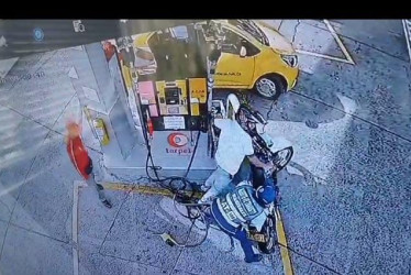 Forcejero entre el agente de tránsito y el motociclista en la estación de servicio de Las Palmas, en Manizales.