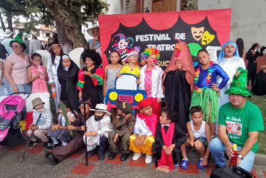 El grupo de teatro de la Escuela Sucre de Anserma. 