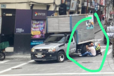 no dudó el pasado viernes en auxiliar a este conductor varado en el Centro de Manizales.