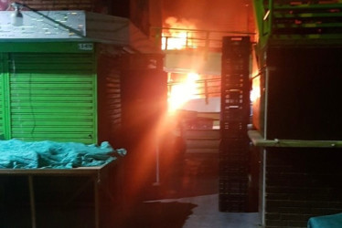 Incendio consume al menos 20 locales en plaza de mercado de Pereira.