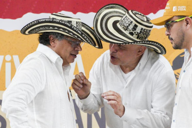 Gustavo Petro junto al ex jefe paramilitar Salvatore Mancuso, este jueves en Montería.