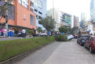 El accidente ocurrió en la avenida del barrio Laureles, detrás del edificio Parque Médico. Cinco automotores resultaron involucrados.