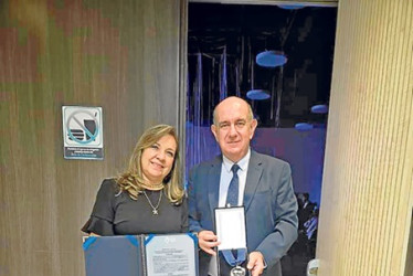 Jorge Iván Pérez y Sonia Guevara, de Pácora (Caldas), fueron exaltados con el mérito empresarial 2024, otorgado por la Cámara de Comercio de Pereira.