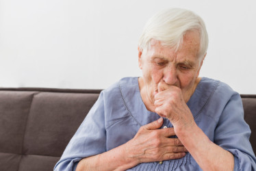 Los adultos mayores, por el propio debilitamiento del sistema respiratorio, están en más riesgo de padecer neumonía.