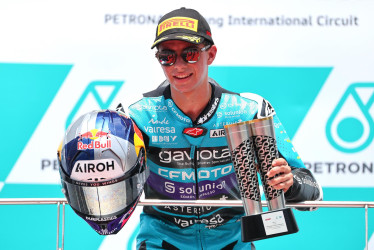  El colombiano David Alonso en el podio del Gran Premio de Malasia de Moto3.