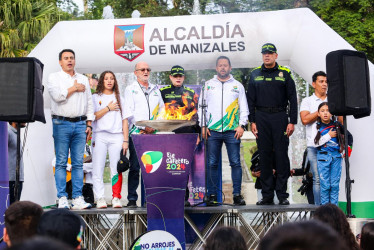 La llama de los I Juegos Nacionales Juveniles en el Parque del Agua de Manizales.